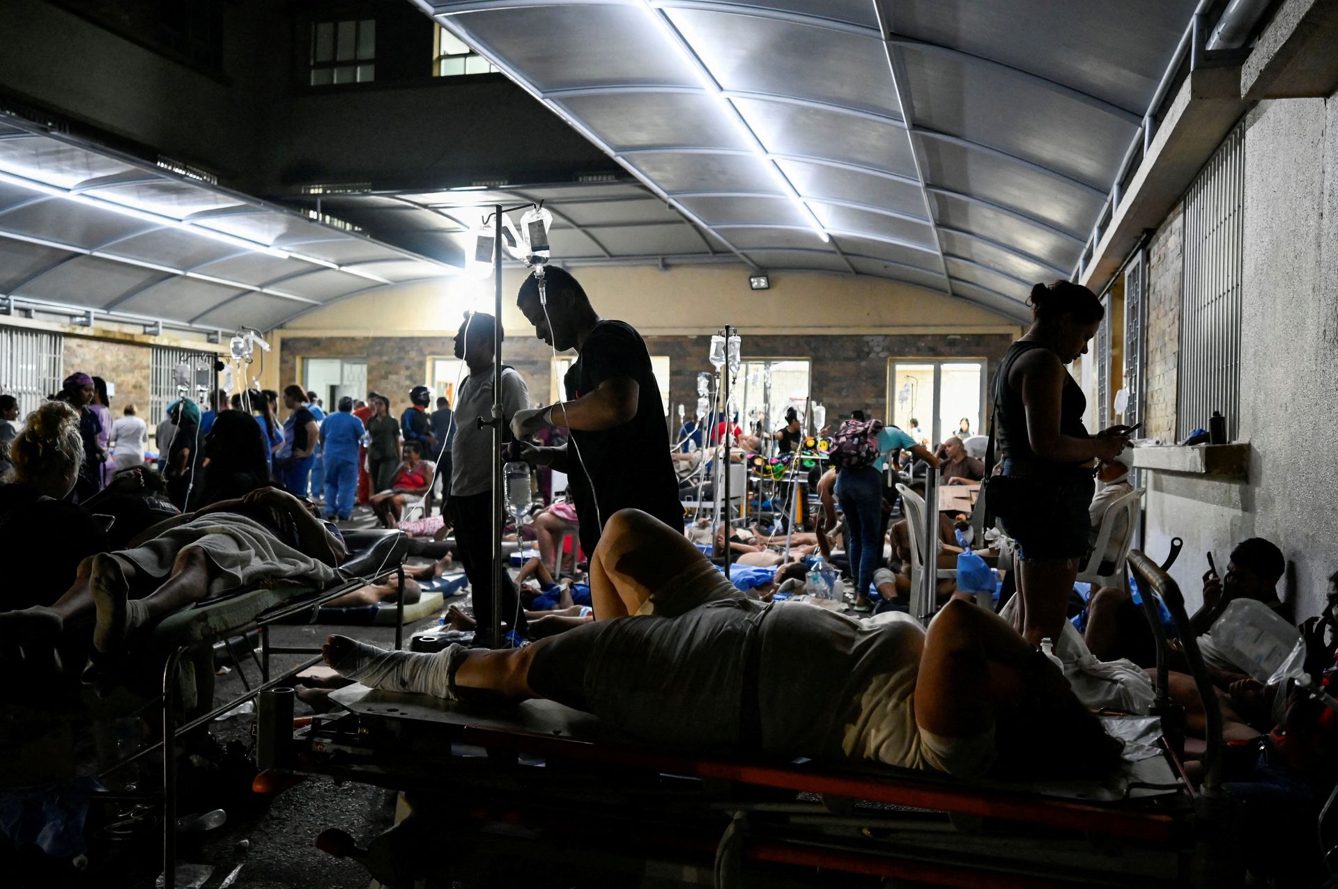Familia venezolana recibiendo asistencia humanitaria